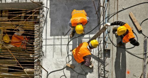 Salariul mediu brut în construcții a atins aproape 9.000 lei