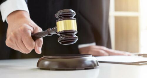 Primarul din Slănic Moldova, prins în flagrant cu mită pentru lucrări de apă