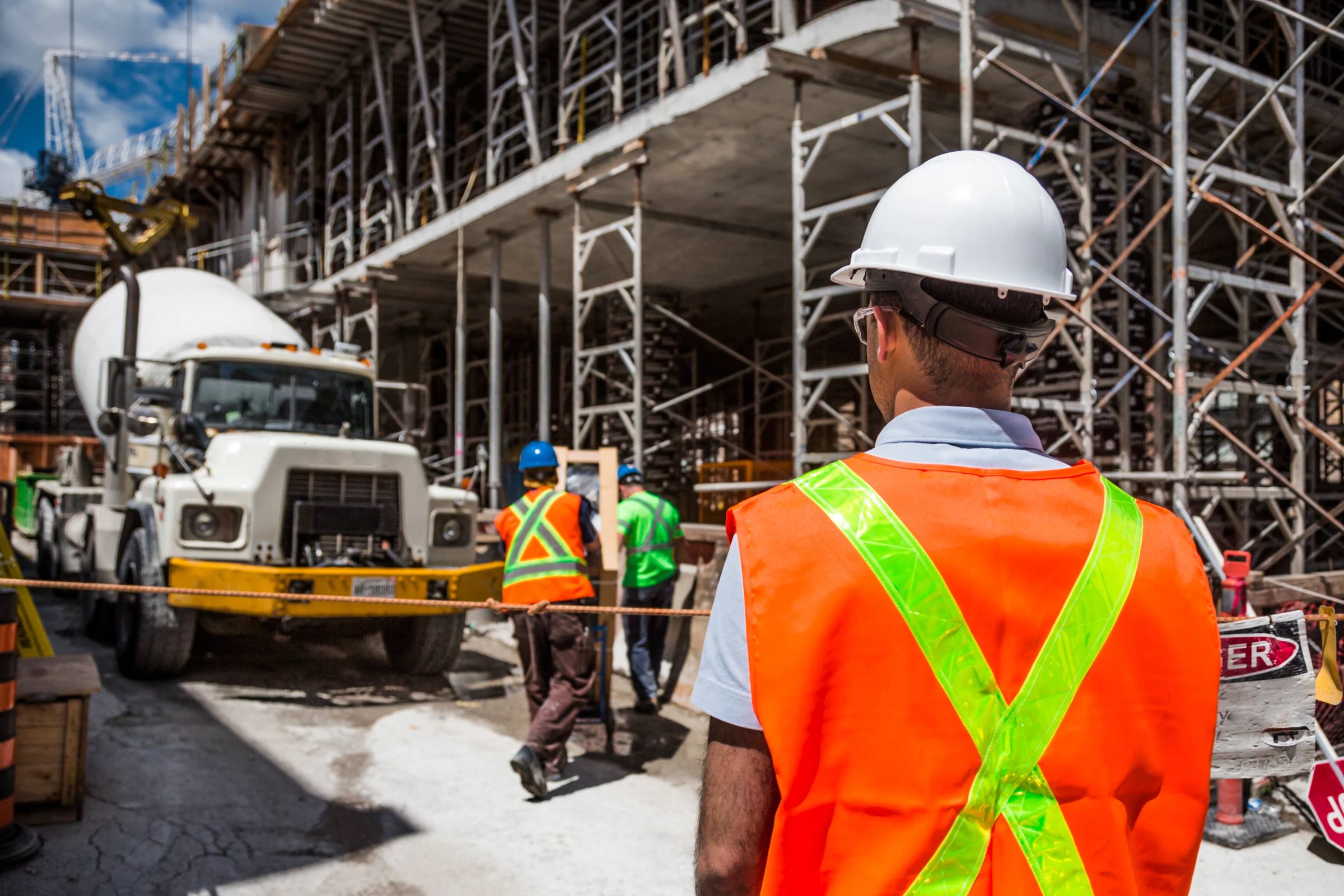 Managerii din constructii estimeaza noi cresteri ale preturilor lucrarilor